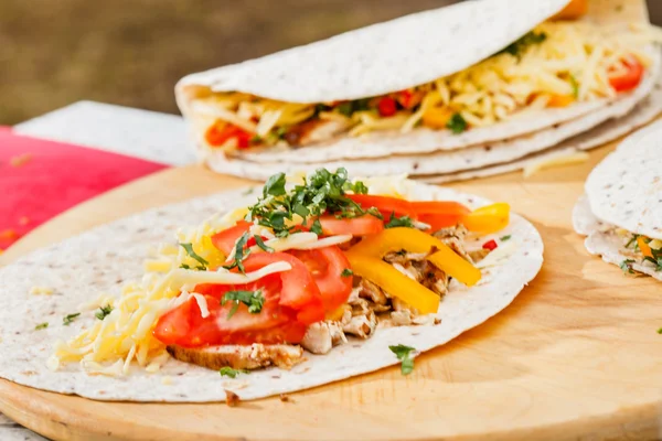 Tortilla con pollo sul piatto — Foto Stock