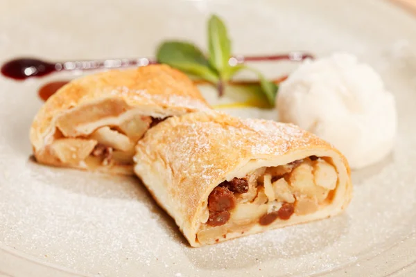 Apple strudel with ice cream — Stock Photo, Image