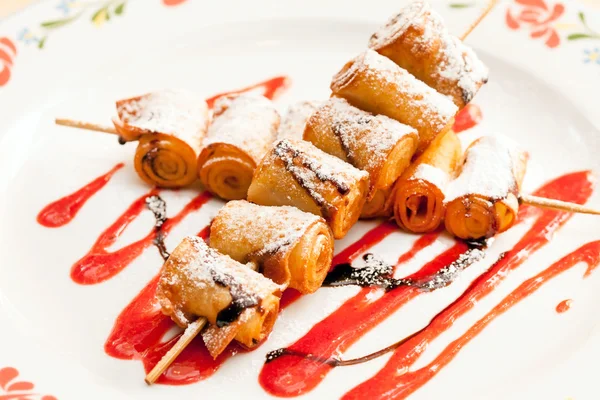 Panqueques rollos para niños en el plato — Foto de Stock