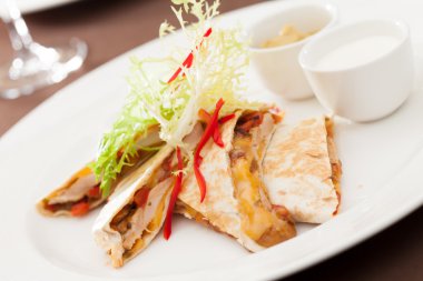 Tavuk ile lezzetli kebap sandviç