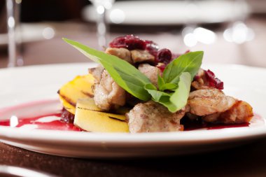 et plaka üzerinde soslar