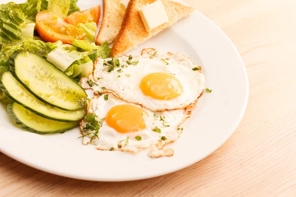 Gebakken eieren, toast en vers fruit — Stockfoto