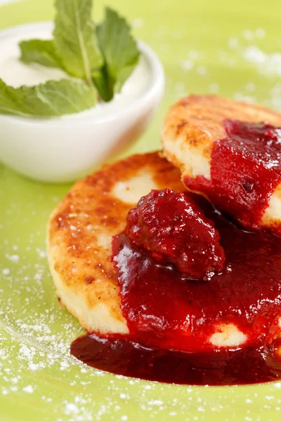 Peynirli krep ekşi krema ile