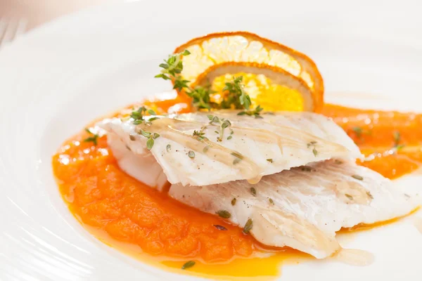 Delizioso pesce con arancia — Foto Stock