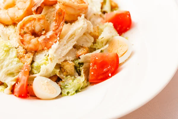 Ensalada deliciosa con camarones — Foto de Stock