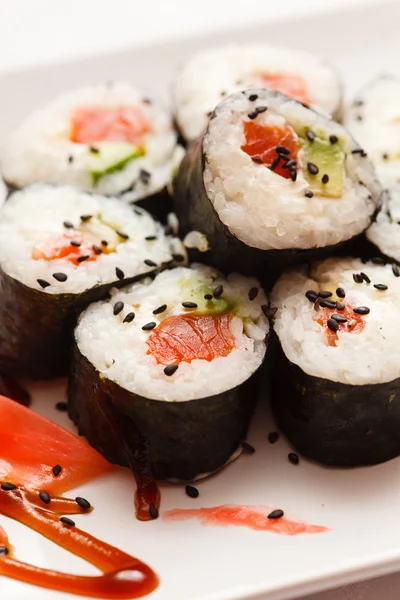 Rolos de sushi japonês — Fotografia de Stock