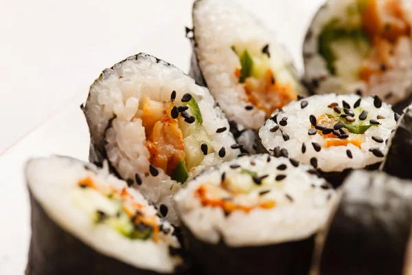 Rolos de sushi japonês — Fotografia de Stock