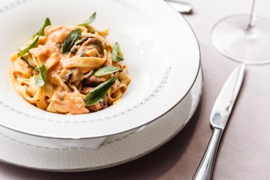 Deniz ürünleri makarna meze