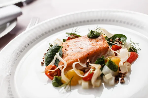 Salmão assado com legumes — Fotografia de Stock