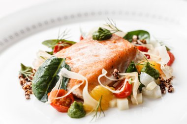 Kızarmış somon ve sebze.