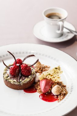 Çikolatalı kek ahududu