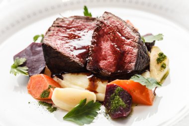 Sebzeli ızgara biftek