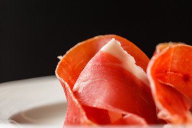 siyah üzerine jambon füme