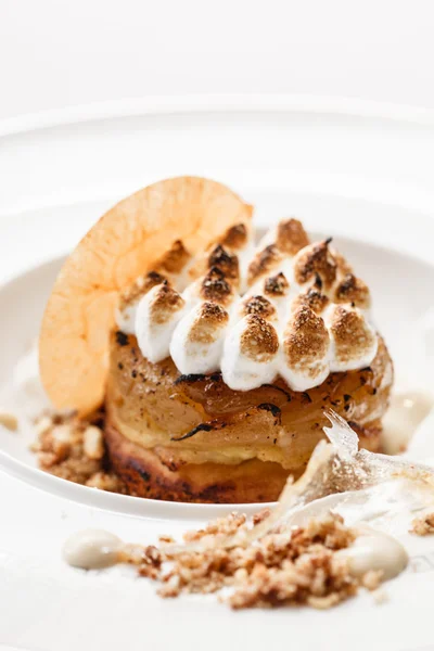 Apple cake with meringue — Stock Photo, Image