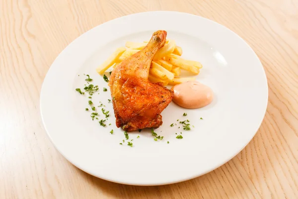 Pollo con papas fritas —  Fotos de Stock