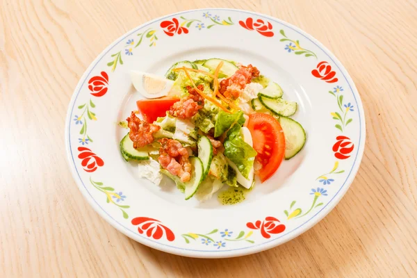 Salada com ovos e pepinos — Fotografia de Stock