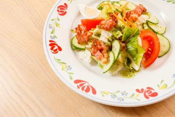 Salada com ovos e pepinos — Fotografia de Stock