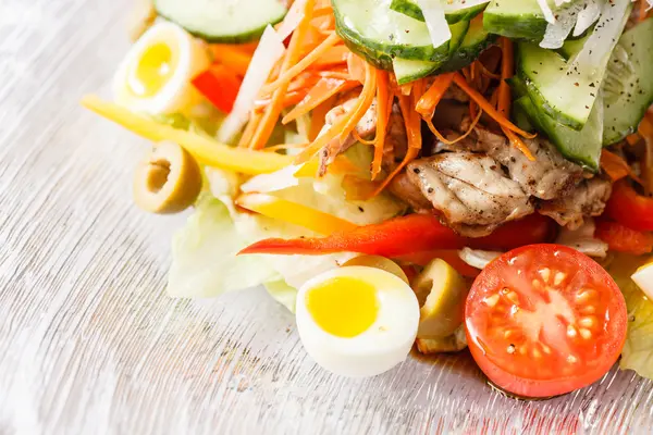 Salat mit Gemüse und Eiern — Stockfoto