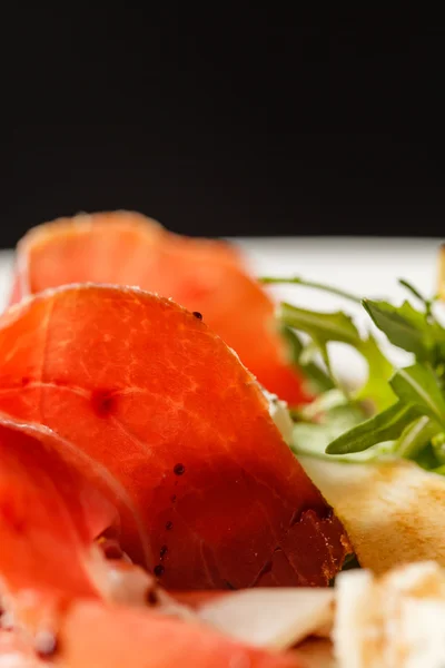 Salada com presunto defumado — Fotografia de Stock