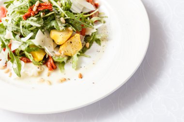 plaka üzerinde Roka Salatası