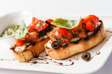 Domates ve fesleğenli bruschetta.