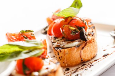 Domates ve fesleğenli bruschetta.