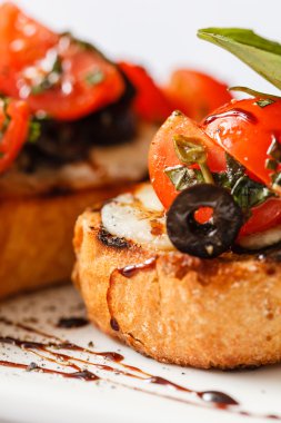 Domates ve fesleğenli bruschetta.