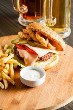 Patates kızartmalı hamburger.