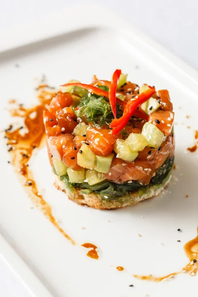 Heerlijke salade met zalm — Stockfoto