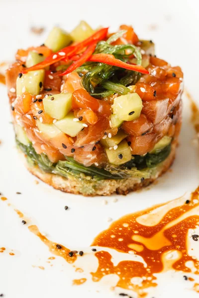 Ensalada deliciosa con salmón —  Fotos de Stock