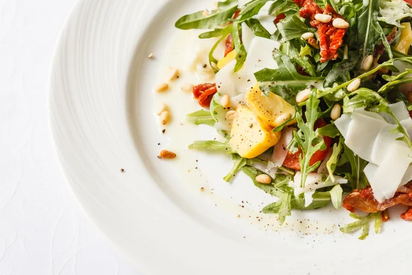 plaka üzerinde Roka Salatası