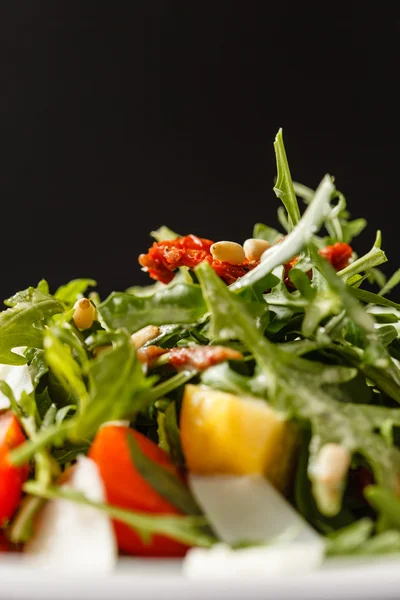 Салат с Аругулой на тарелке — стоковое фото