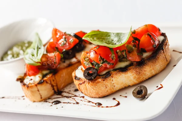 Bruschetta med tomater och basilika — Stockfoto
