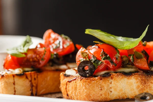 Domates ve fesleğenli bruschetta. — Stok fotoğraf