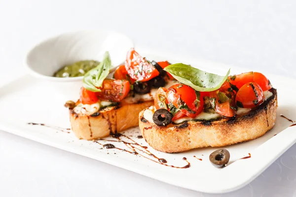 Bruschetta con tomates y albahaca —  Fotos de Stock
