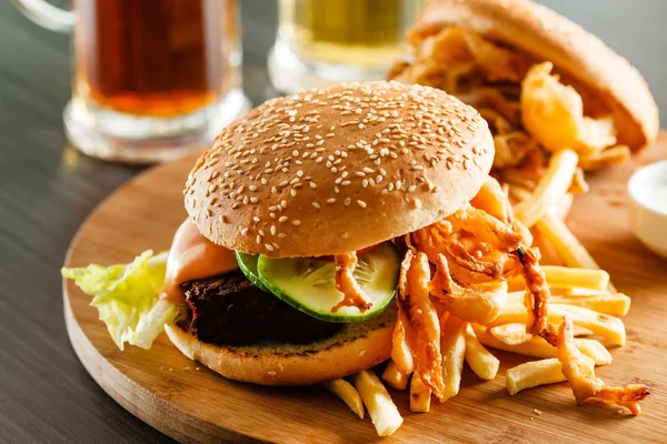 Hambúrguer com batatas fritas — Fotografia de Stock