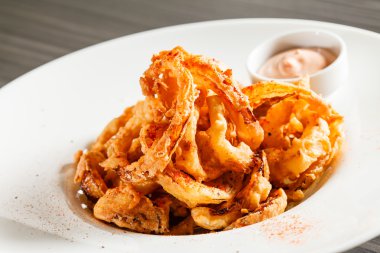 Kızarmış soğan halkaları.