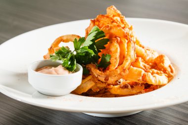 Kızarmış soğan halkaları.