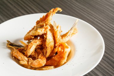 plaka üzerinde kızarmış karides