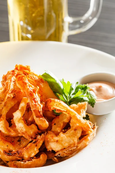 Zwiebelringe auf Teller — Stockfoto