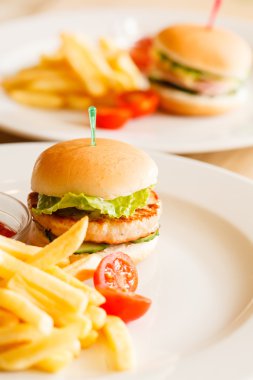 Patates kızartmalı hamburger.