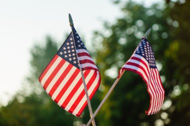 arka plan üzerinde Amerikan bayrakları