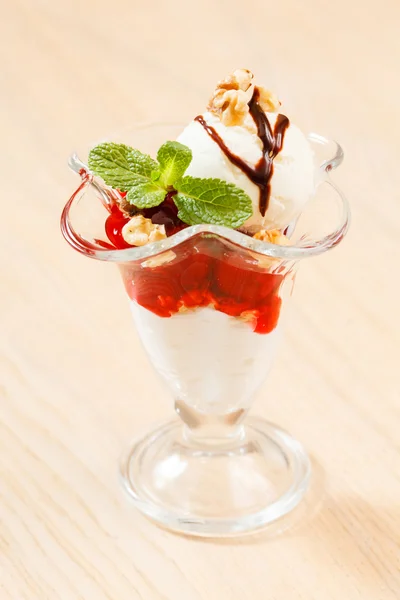 Ice cream with fruit sauce — Stock Photo, Image