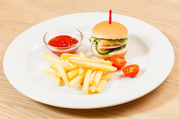 Hamburguesa con papas fritas —  Fotos de Stock