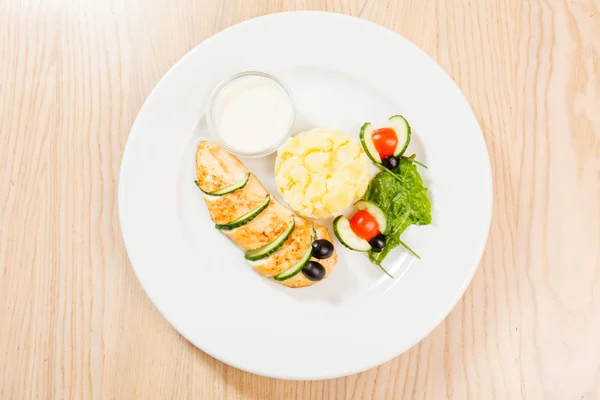 Comida para niños en plato — Foto de Stock