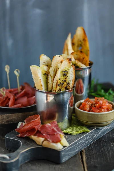 Antipasto gustoso sul tavolo — Foto Stock