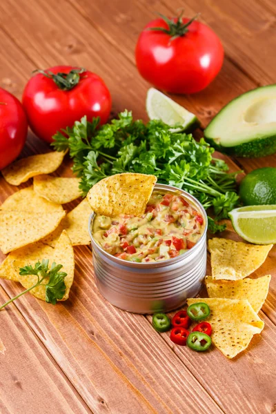 Guacamole mit Avocado und Tomaten — Stockfoto