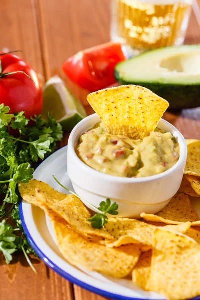 Guacamole mit Avocado und Tomaten — Stockfoto