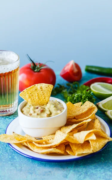 Guacamole mit Avocado und Tomaten — Stockfoto