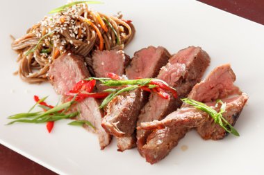 Lezzetli biftek noodles ile